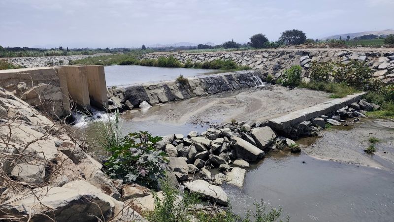 Contraloría advierte desprendimiento de enrocado en taludes de sectores del río Lacramarca