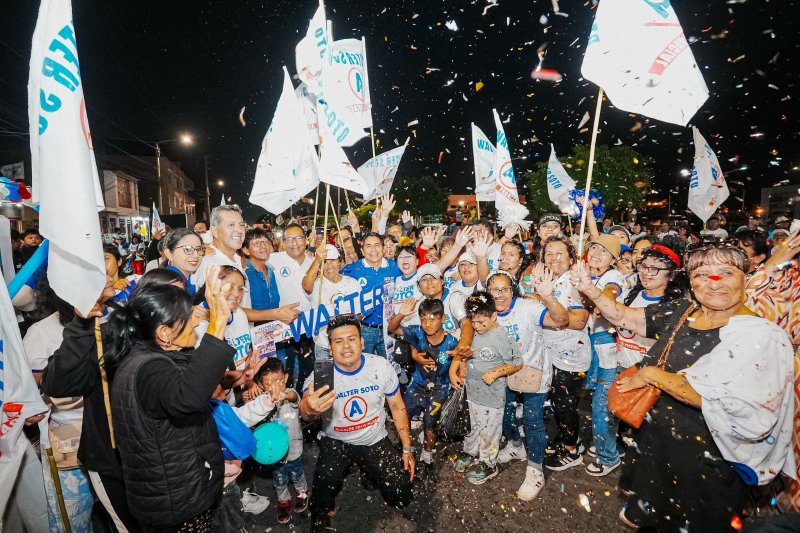 Barrios de Chimbote recibieron con entusiasmo a Walter Soto candidato a la comuna provincial