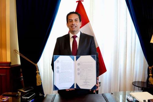 Presidente del Congreso firma autógrafa que otorga facultades legislativas al Ejecutivo en materia de seguridad ciudadana y fenómeno El Niño