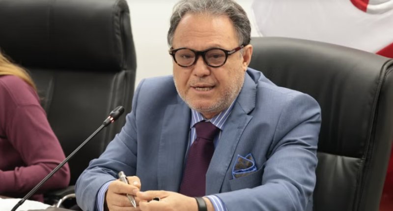 Senador Carlos Mesía dice que "aporte cívico" de Obras ayudó a "salir de un entrampamiento" en debate por pedido de facultades