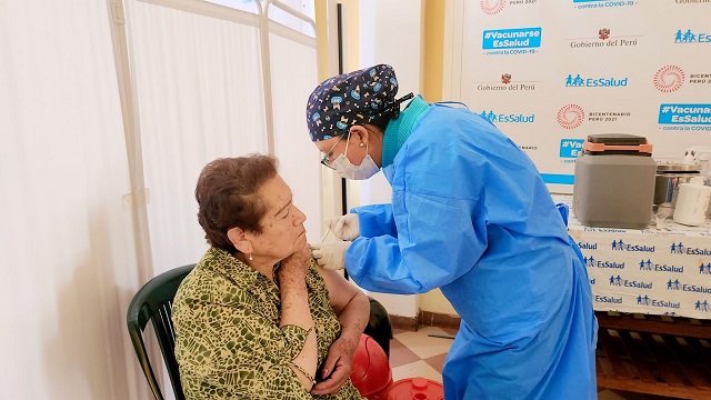 Áncash: inician vacunación bivalente para adultos mayores de 60 años