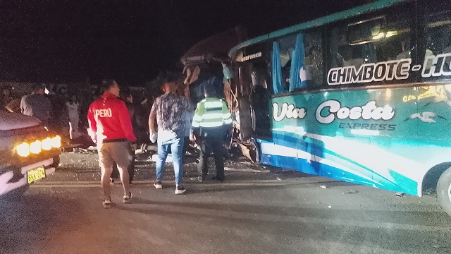 Tráiler choca con bus de Vía Costa y 14 pasajeros resultan heridos en Nuevo Chimbote