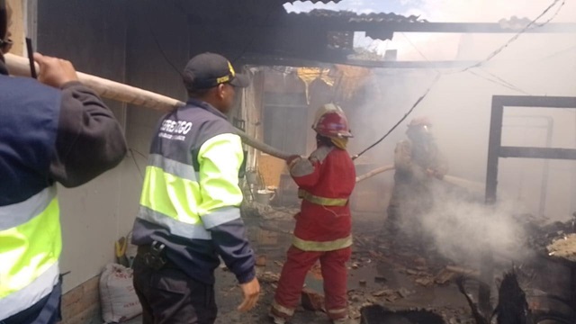 Cortocircuito provoca incendio y consume todo en una vivienda de Nuevo Chimbote