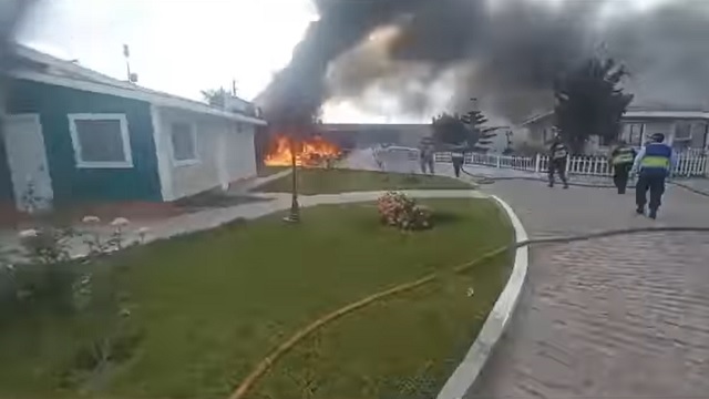 Nuevo Chimbote: camioneta de empresario se incendia dentro de su vivienda en Los Álamos