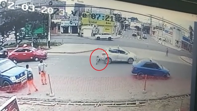 Nuevo Chimbote: colectivero embiste intencionalmente a chofer de auto con el que chocó y fuga