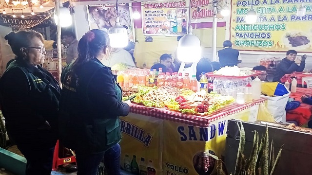 Inspeccionan puestos de comida en feria municipal de Chimbote
