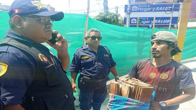 Chimbote: intervienen a hombre que retiraba madera de kiosko en Av. Pardo
