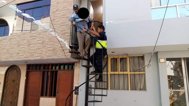 Serenos de Nuevo Chimbote evitan que hombre de 81 años se lance del segundo piso de su casa