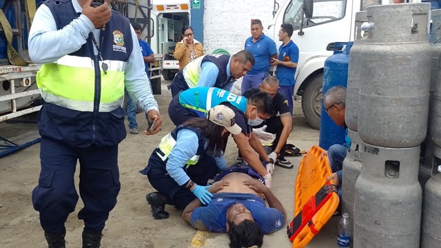 Hombre cae de tráiler cuando descargaba balones de gas en Nuevo Chimbote