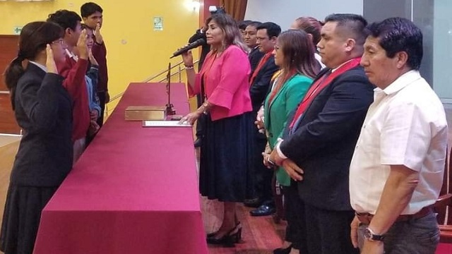 Juramentan a jueces de paz escolar y secretarios en Corte del Santa