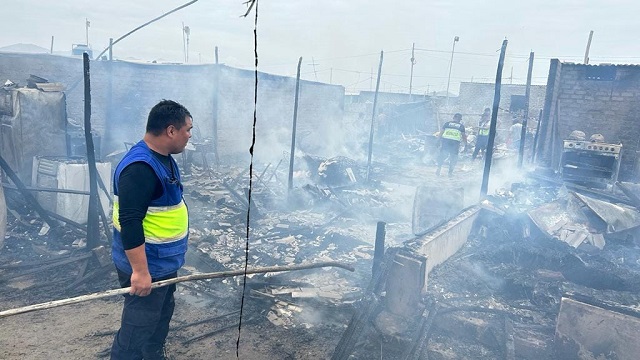 Incendio reduce a cenizas tres viviendas en asentamiento humano “Unión del Sur”