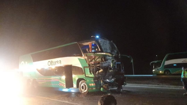 Choque entre tráiler y bus interprovincial deja un muerto y nueve heridos en Casma