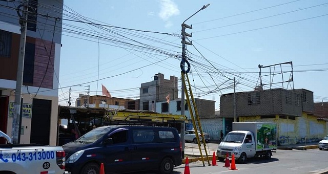Chimbote: multan con S/123 mil a empresa de internet por instalar postes y cables sin permiso