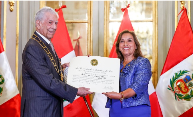 Presidenta Boluarte condecoró a Mario Vargas Llosa con la Orden El Sol del Perú