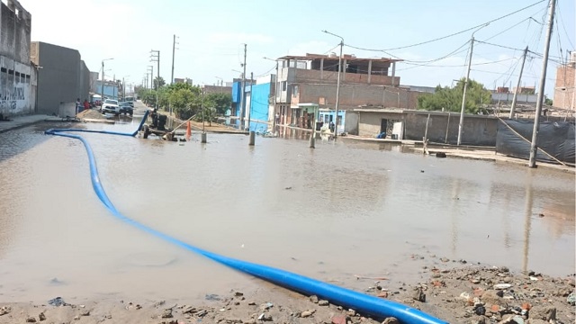 Chimbote: fuerte oleaje genera aniego en calles y casas de Florida Baja