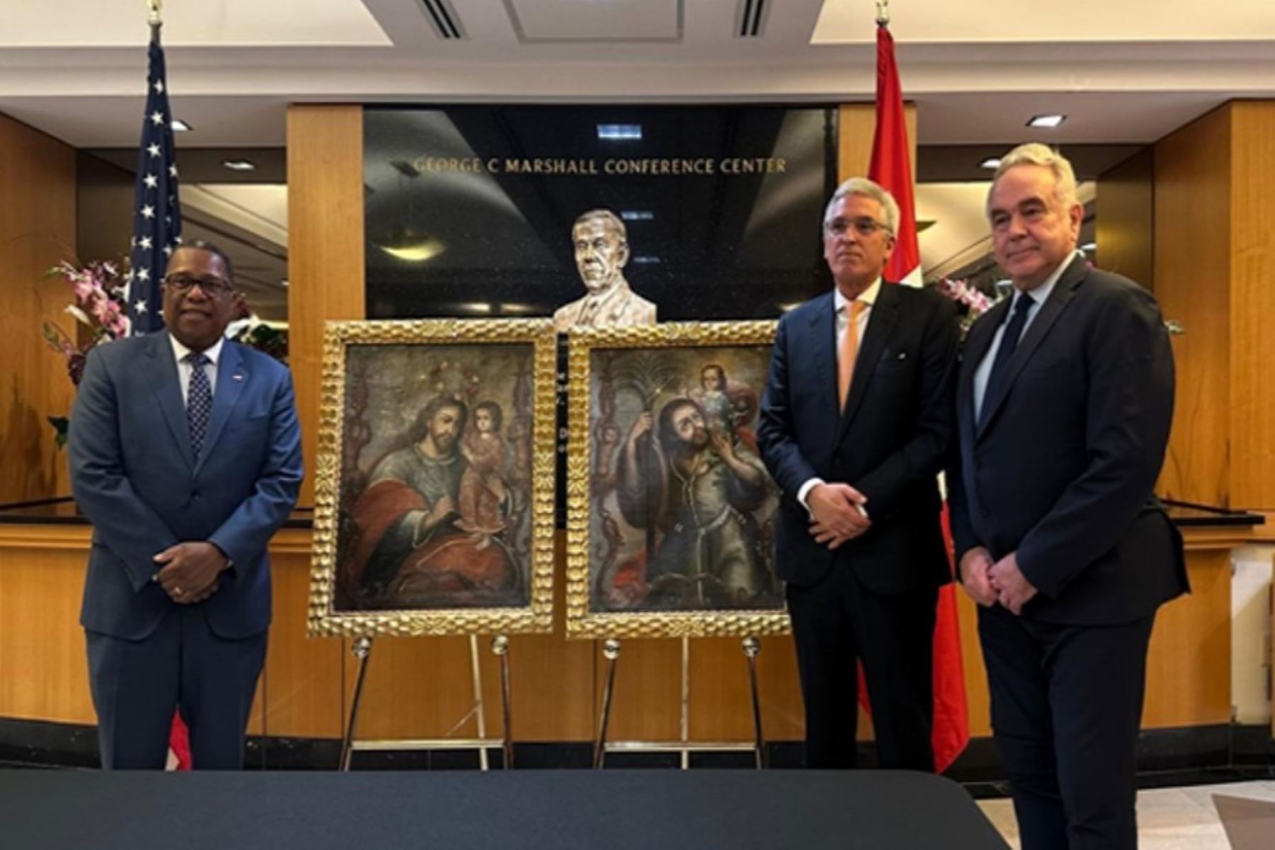 El FBI entrega al Perú dos pinturas virreinales que ahora retornarán al Cusco