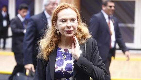 Congresistas indignados por salida de Estados Unidos de Elian Karp y culpan al Ministerio Público