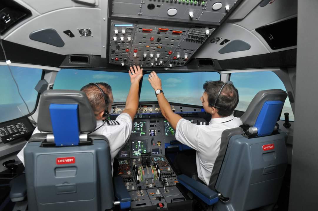 Creciente demanda de pilotos despierta interés de jóvenes en la aviación civil