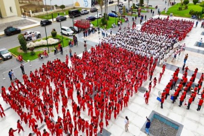 Nuevo Chimbote: escolares formaron la bandera humana más grande del país