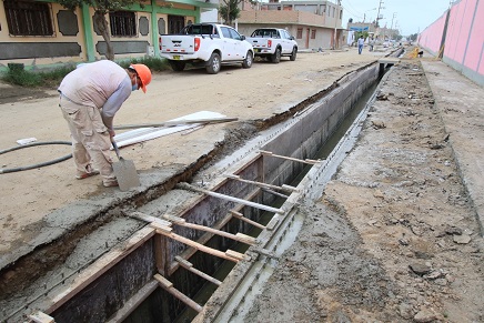 Municipalidad realiza mantenimiento a dren Amazonas a fin de evitar aniegos en Chimbote 