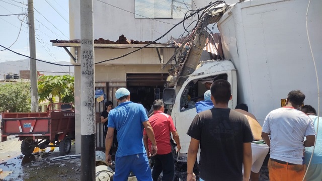 Chimbote: camión frigorífico choca contra poste de alta tensión y dos personas resultan heridas