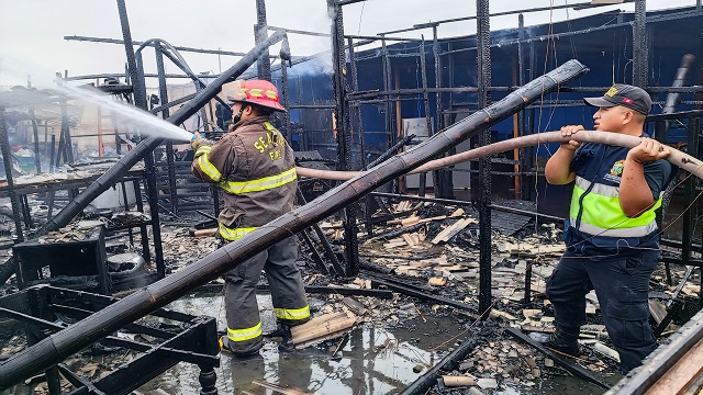 Nuevo Chimbote: cortocircuito provoca incendio y deja en la calle a tres familias en Villa Atahualpa