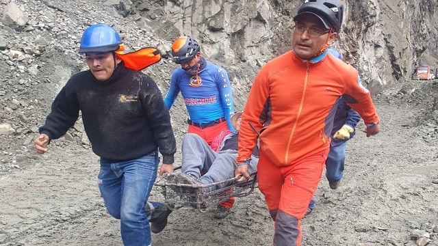Áncash: 4 muertos y 30 heridos por derrumbe de cerro en carretera de Huallanca