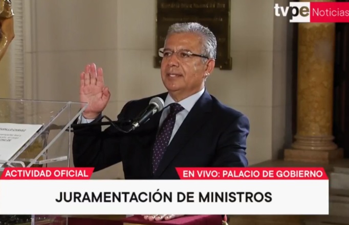 Walter Astudillo Chávez jura como nuevo ministro de Defensa