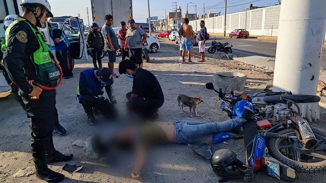 Nuevo Chimbote: ingeniero muere al chocar su moto contra columna de panel publicitario