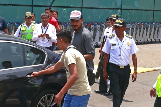 Paolo Guerrero regresó hoy a Lima para integrarse a la selección peruana