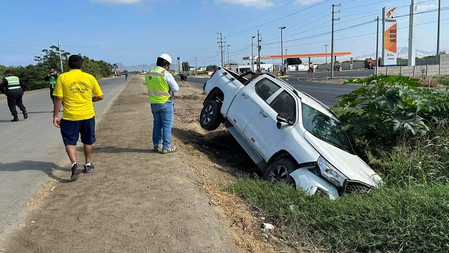 Chofer pierde el control de su vehículo e impacta contra buzón de desagüe en Casma  