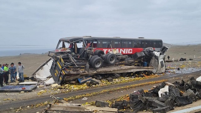 Dos muertos y más de 20 heridos en choque entre camión y bus interprovincial en Casma