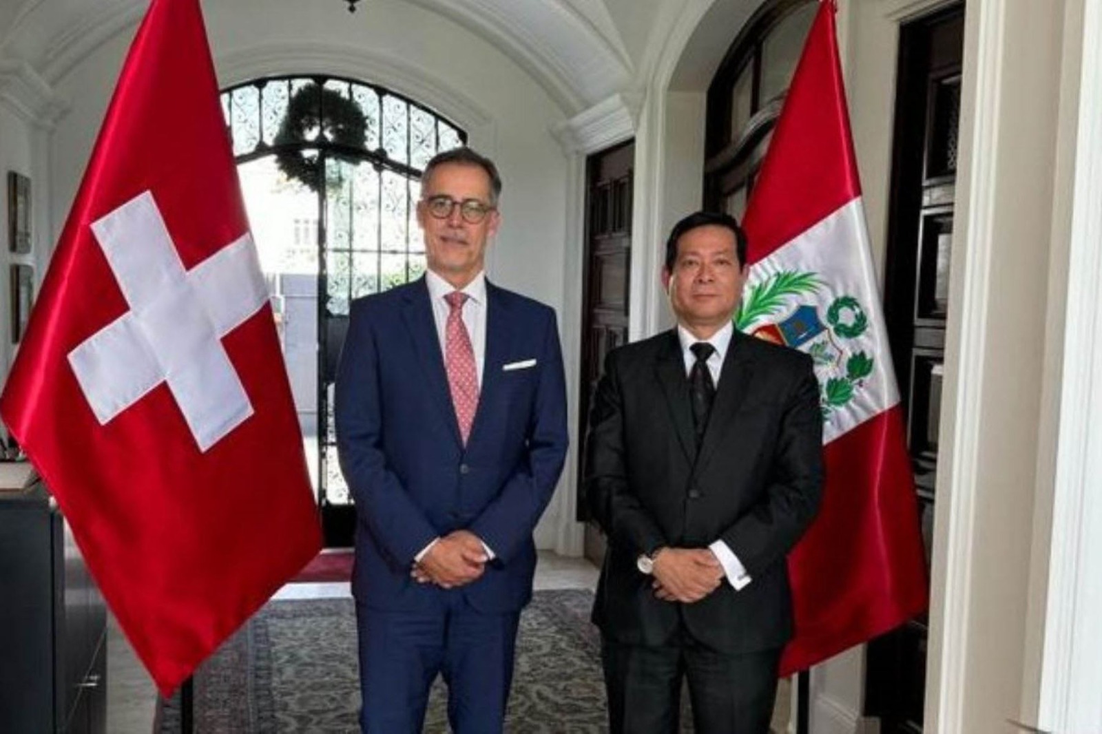 Ministro de Justicia y embajador de Suiza dialogan sobre lucha anticorrupción