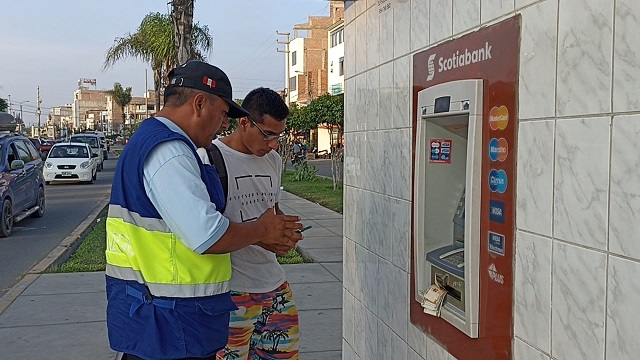 Nuevo Chimbote: serenos y policías recuperan dinero que quedó atrapado en cajero automático