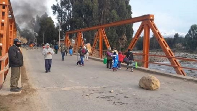 Acatan paro de 48 horas en la sierra de Áncash y bloquean Puente Parco