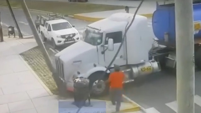 Camión se desengancha y choca contra poste de luz en Chimbote