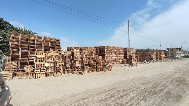 Colocan cajas de fruta para invadir vía pública en Nuevo Chimbote
