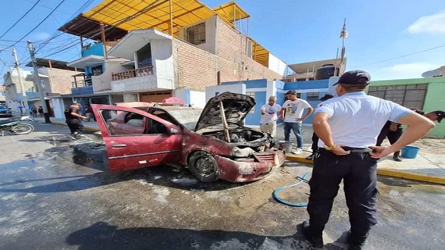 Nuevo Chimbote: auto estacionado arde en llamas por cortocircuito