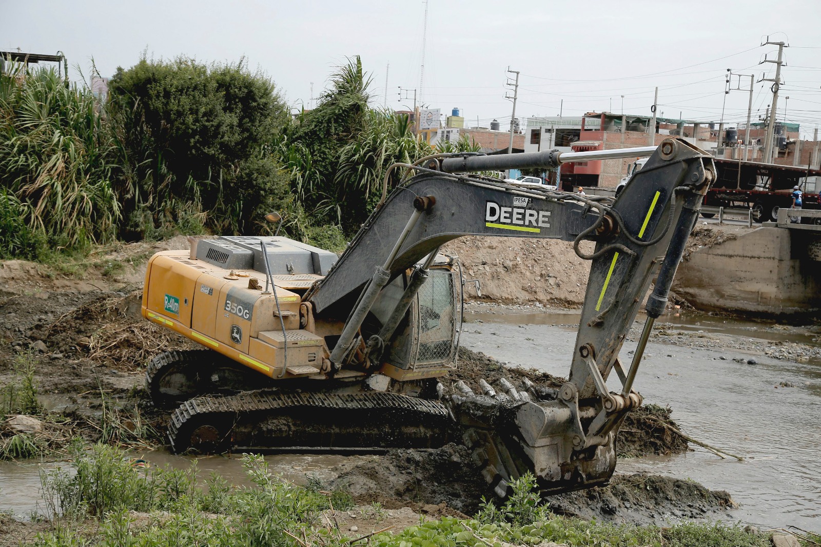 Aunor ejecuta descolmatación y limpieza de 9 puentes ubicados en la Panamericana Norte