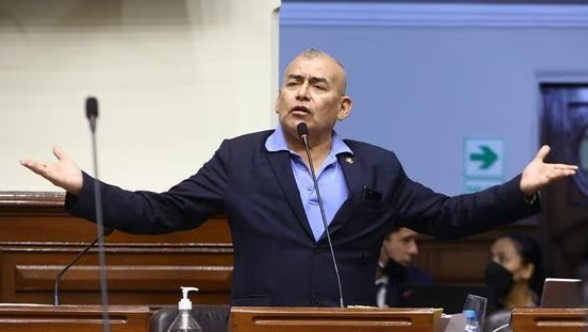 Congresista Arriola paga seguro de salud a dos esposas con dinero del Estado