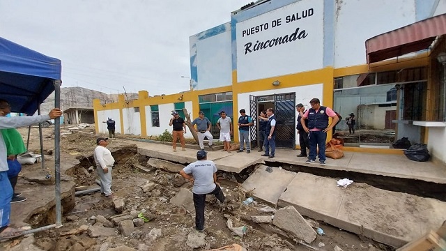 Trabajadores de Centro de Salud Rinconada se unen para rehabilitarlo tras quedar afectado por lluvias