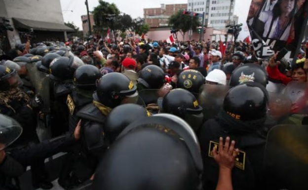 Manifestantes provocan enfrentamientos con la Policía y llegan a exteriores del Congreso 
