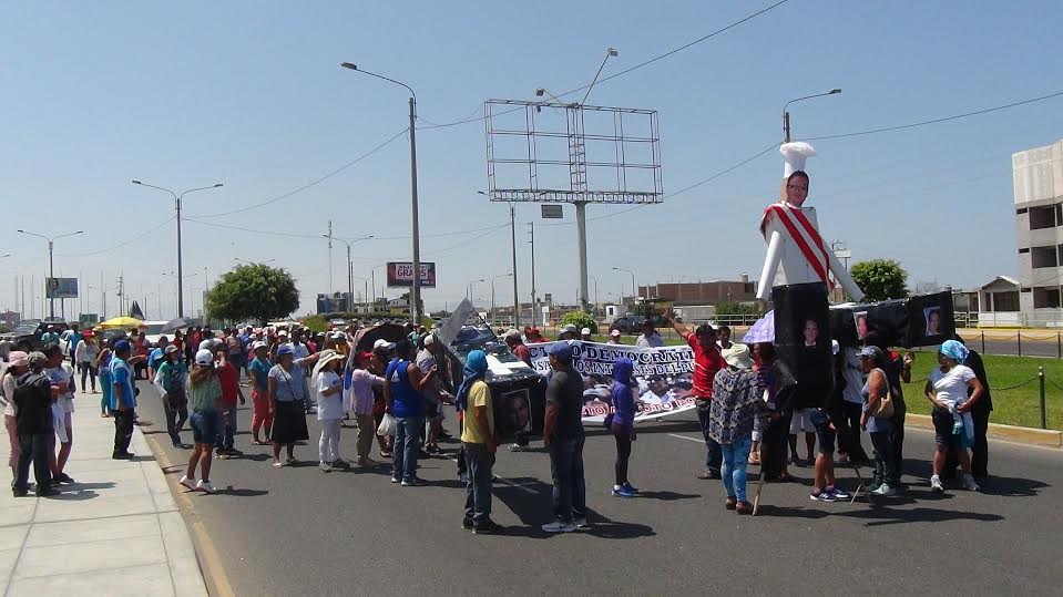 Grupo de pobladores de Nuevo Chimbote marchan en apoyo a Waldo Ríos