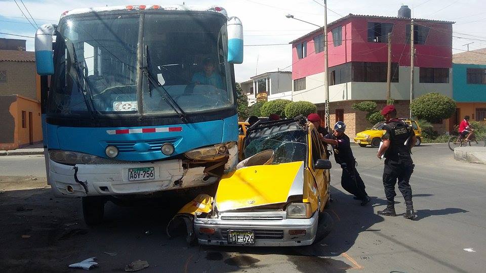 Chimbote: Accidente de tránsito casi deja sin vida a mujer y su hijo 