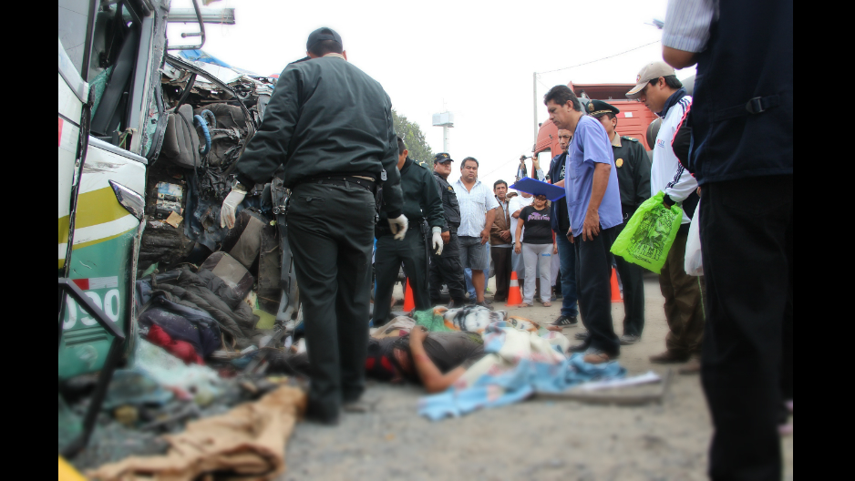 Huarmey: Al menos 40 muertos tras choque entre camión frigorífico y 3 buses interprovinciales