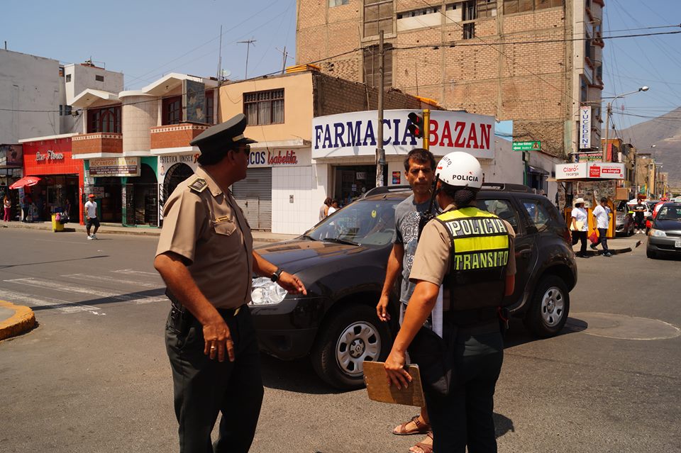 Chimbote: decano del CAS pasó mal rato al intentar romper cerco policial 