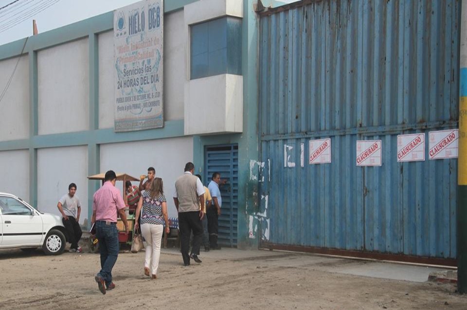 Nuevo Chimbote: multan y clausuran empresa que arrojaba desechos en la vía pública