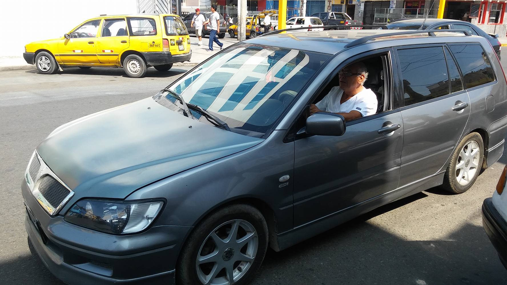Chimbote: decano del Colegio de Médicos también sufrió robo de equipos de su vehículo