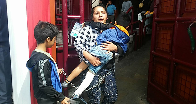 Chimbote: madre de familia se encadena en municipio como protesta por cierre de su local