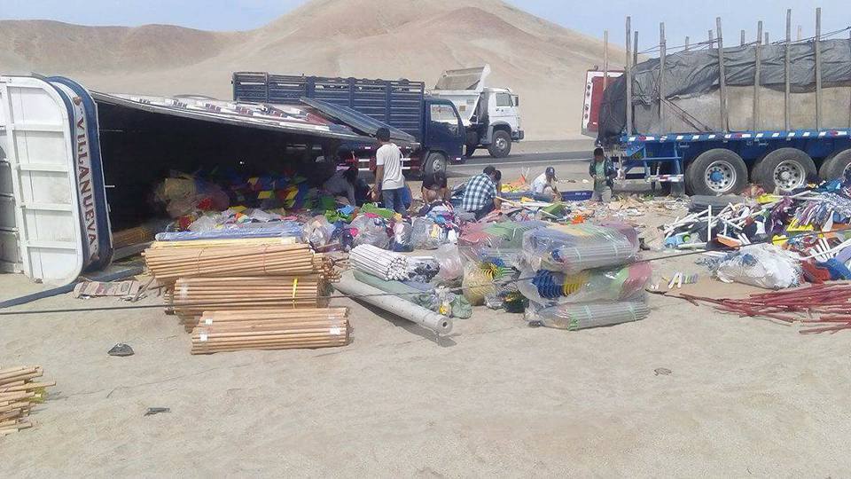 Casma: camión que trasportaba artículos de limpieza quedó volteado tras sufrir choque 